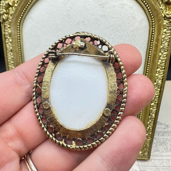 Vintage Porcelain Courting Couple Oval Brooch Pin Mid Century Modern Victorian - Picture 4 of 5